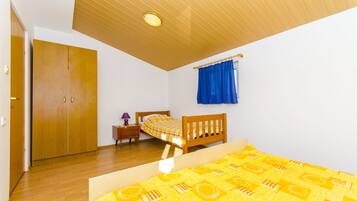 2 bedrooms, iron/ironing board, bed sheets