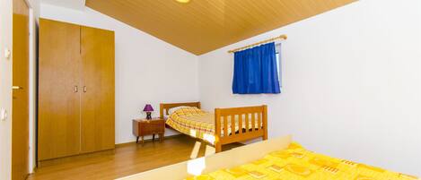 2 chambres, fer et planche Ă repasser, literie fournie