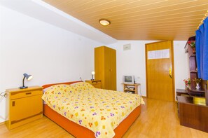 2 bedrooms, iron/ironing board, bed sheets - Apartments Nada (Rogoznica)