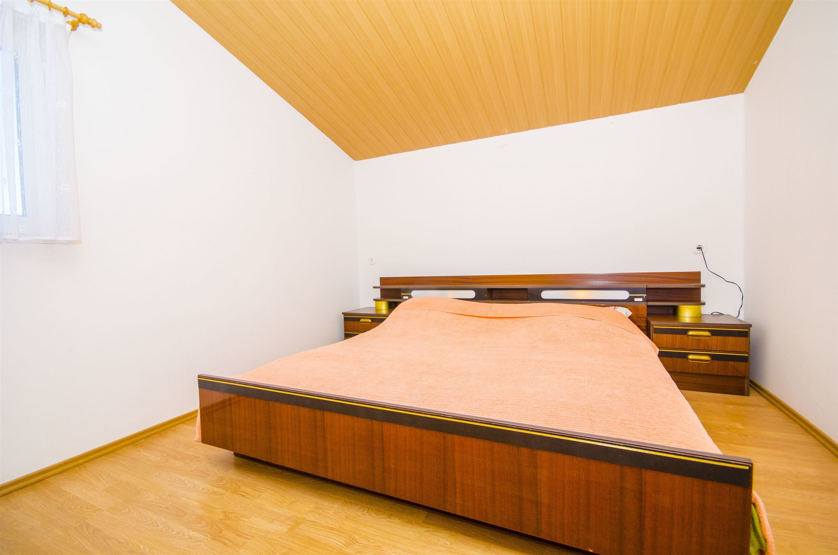 2 bedrooms, iron/ironing board, bed sheets