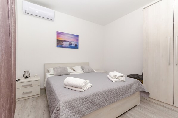 Free WiFi, bed sheets