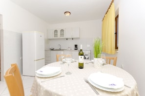 Private kitchen | Fridge, oven, stovetop, cookware/dishes/utensils