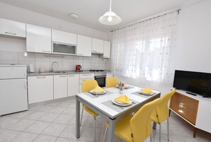 Apartment (A2) | Private kitchen | Fridge, oven, stovetop - Apartments Kure (Primosten)