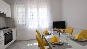 Apartemen (A2) | Dapur pribadi | Lemari es, oven, kompor, dan ketel listrik