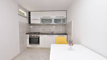 Apartment (A1) | Private kitchen | Fridge, oven, stovetop