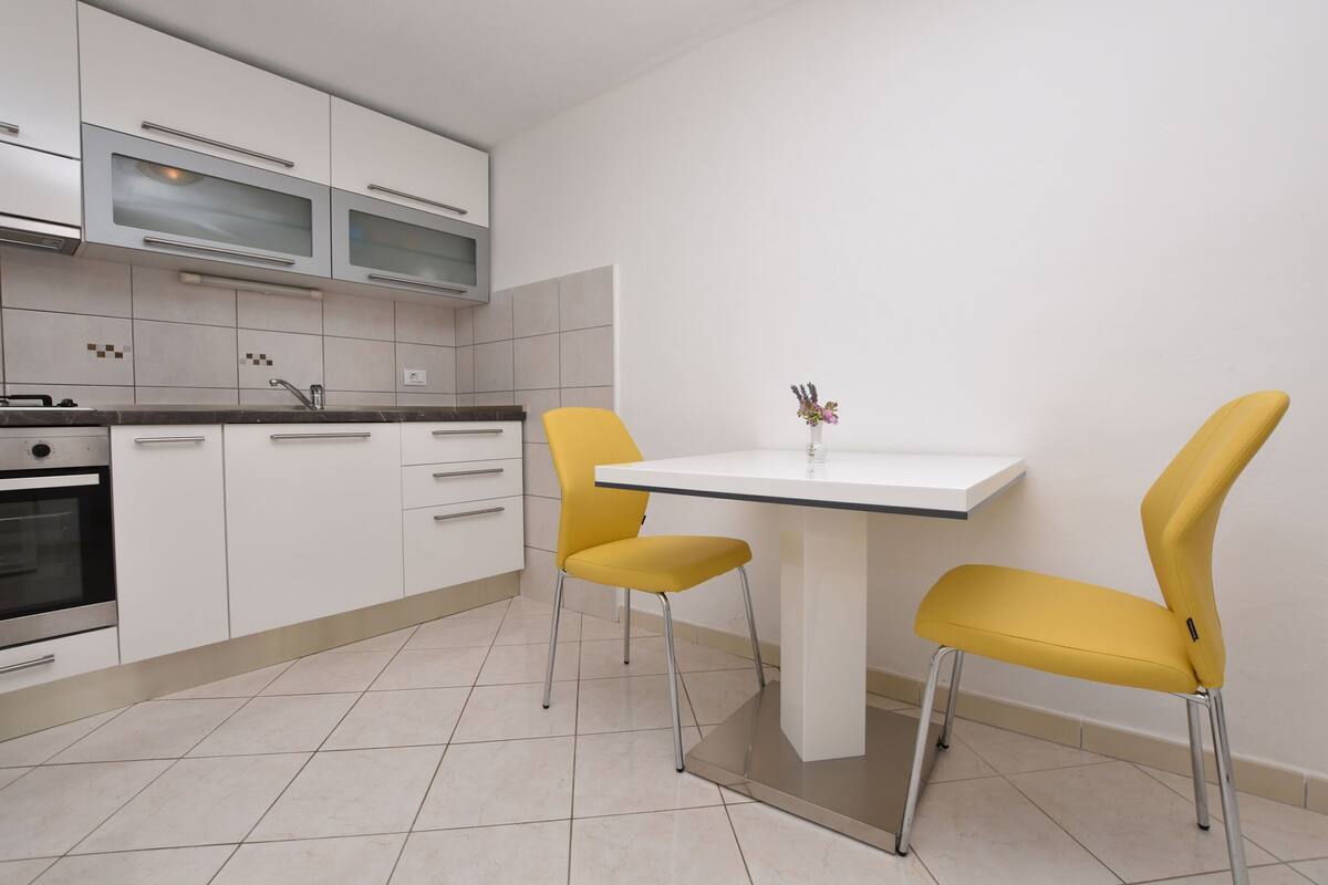 Apartment (A1) | Private kitchen | Fridge, oven, stovetop