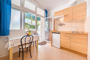 Refrigerador, placa de cocina, utensilios de cocina
