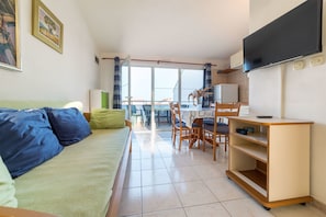 Apartment (A9) | Private kitchen | Fridge, stovetop, cookware/dishes/utensils