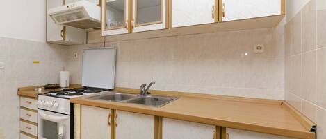 Cuisine privée | Réfrigérateur, vaisselle et ustensiles, congélateur