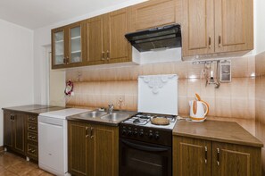 Private kitchen | Fridge, cookware/dishes/utensils, freezer