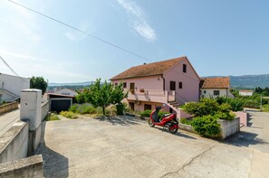 Free self parking - Apartment Lavcevic (Jelsa)