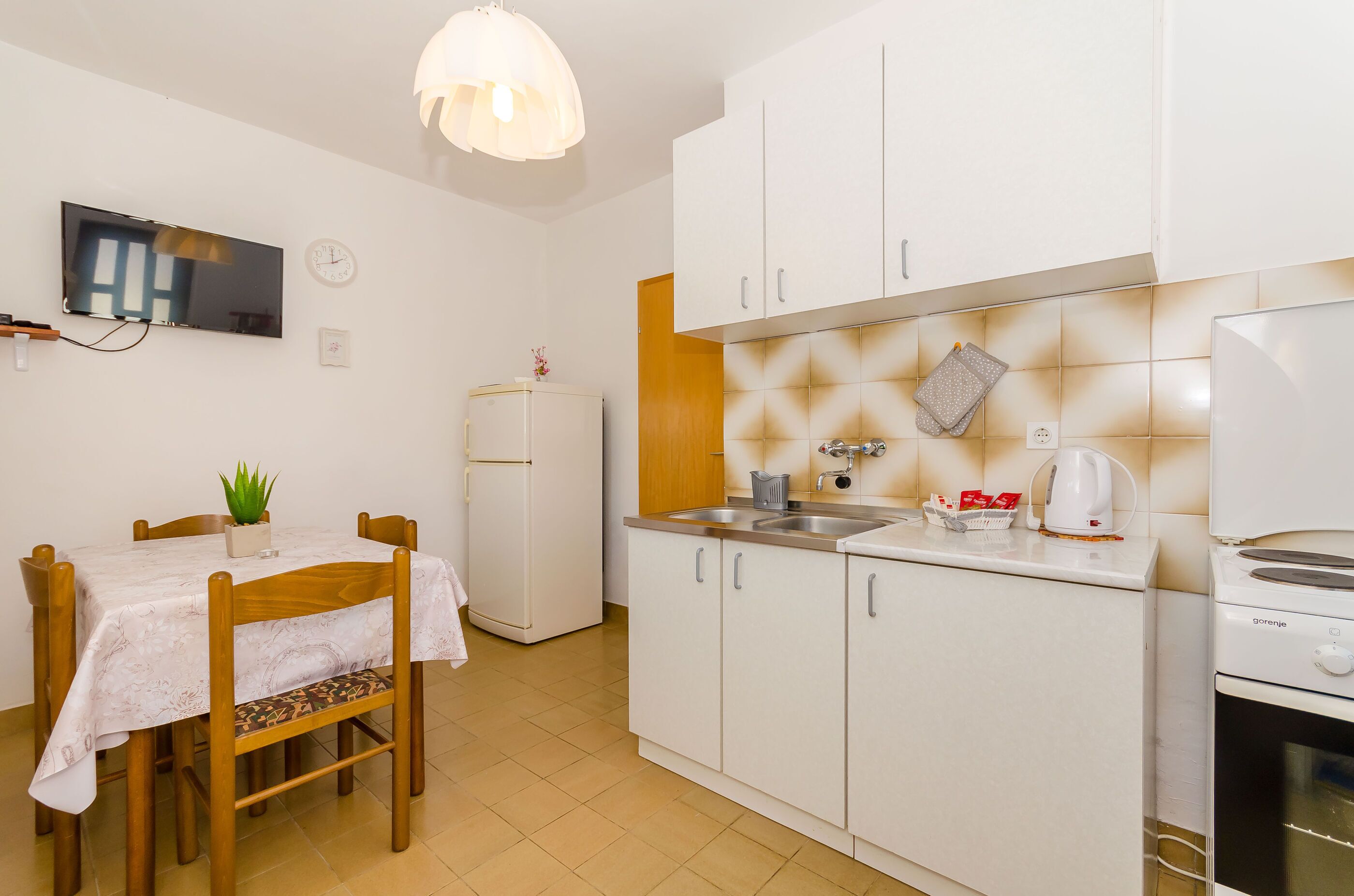 Appartement (A1) | Cuisine privée | Réfrigérateur, four, plaque de cuisson, bouilloire électrique