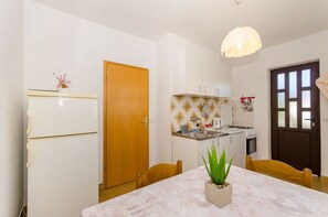 Apartment (A1) | Private kitchen | Fridge, oven, stovetop, electric kettle - Apartment Lavcevic (Jelsa)