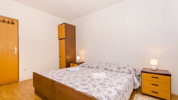 Apartment (A1) | Iron/ironing board, free WiFi, bed sheets