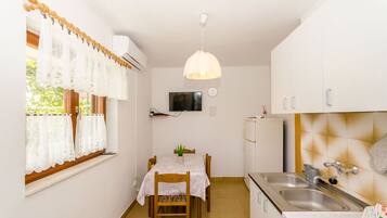 Apartment (A1) | Private kitchen | Fridge, oven, stovetop, electric kettle