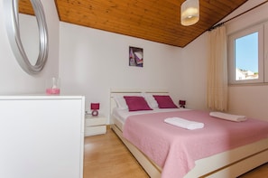 Apartment (A1) | Free WiFi, bed sheets - Apartment Mira (Primosten)