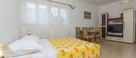 Free WiFi, bed sheets