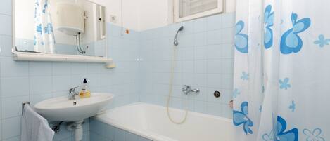 Bathroom | Bathtub