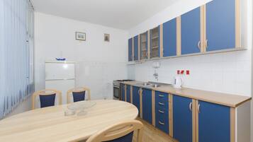 Private kitchen | Fridge, oven, stovetop, cookware/dishes/utensils