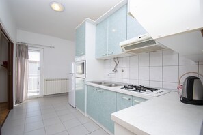 Apartment (A1) | Private kitchen | Fridge, oven, stovetop, cookware/dishes/utensils - Apartment Brko (Primosten)