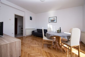 Apartamento (A1) | Sala de estar | Una televisión