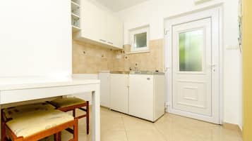 Apartamento (A2) | Cocina privada | Frigorífico, placa de cocina y utensilios de cocina