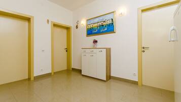 Apartment (A4) | Hallway