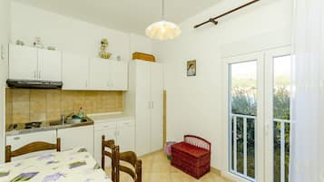 Apartamento (A4) | Cocina privada | Frigorífico, placa de cocina y utensilios de cocina