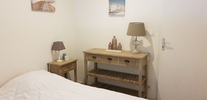 Individually decorated, individually furnished, blackout drapes - Les Pommes de Pin (Les Mathes)