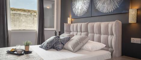 Ropa de cama de alta calidad, colchones Tempur-Pedic y escritorio