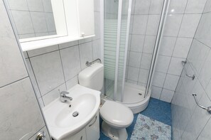 Bathroom - Apartments and Room Mate-mare (Primosten)