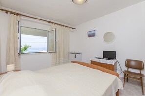 Free WiFi, bed sheets - Apartments and Room Mate-mare (Primosten)
