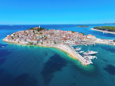 Apartments and Room Mate-mare