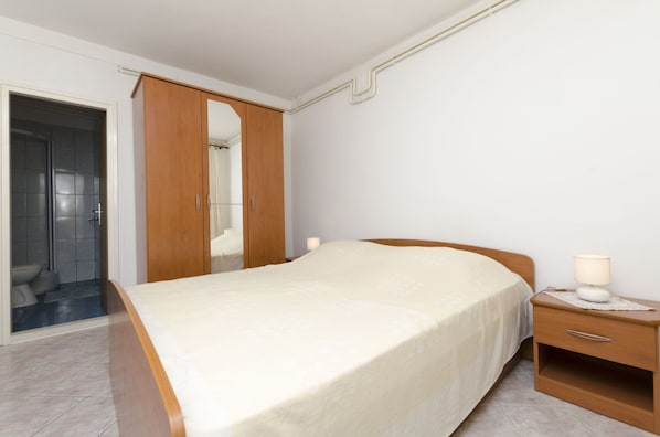 Free WiFi, bed sheets - Apartments and Room Mate-mare (Primosten)