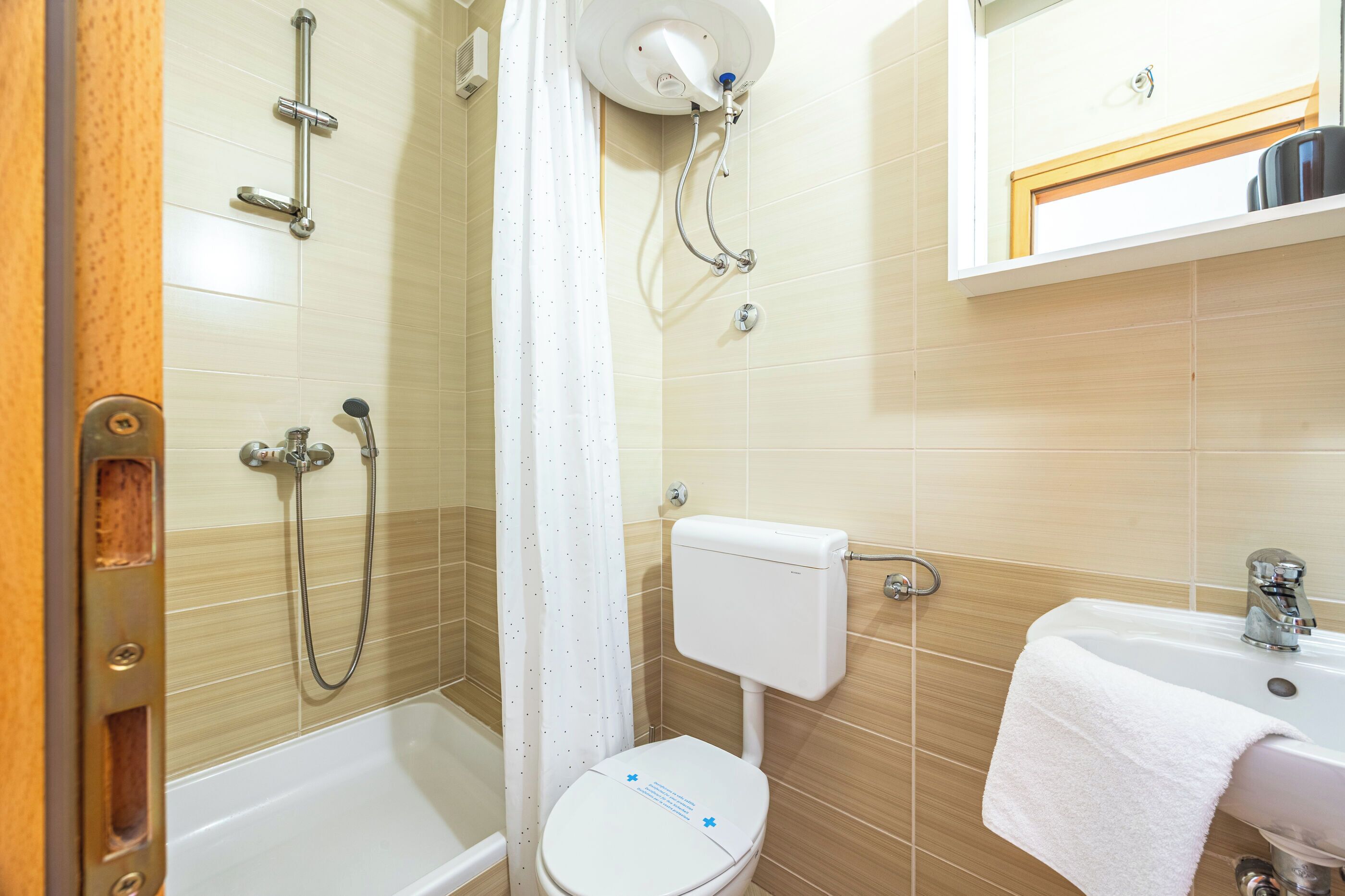 Un baño con bañera, inodoro y lavabo.