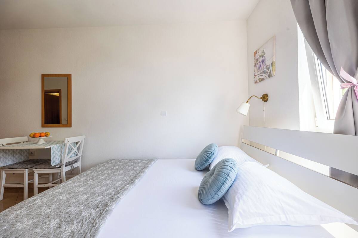 Studio (A2) | WiFi (free), bed sheets