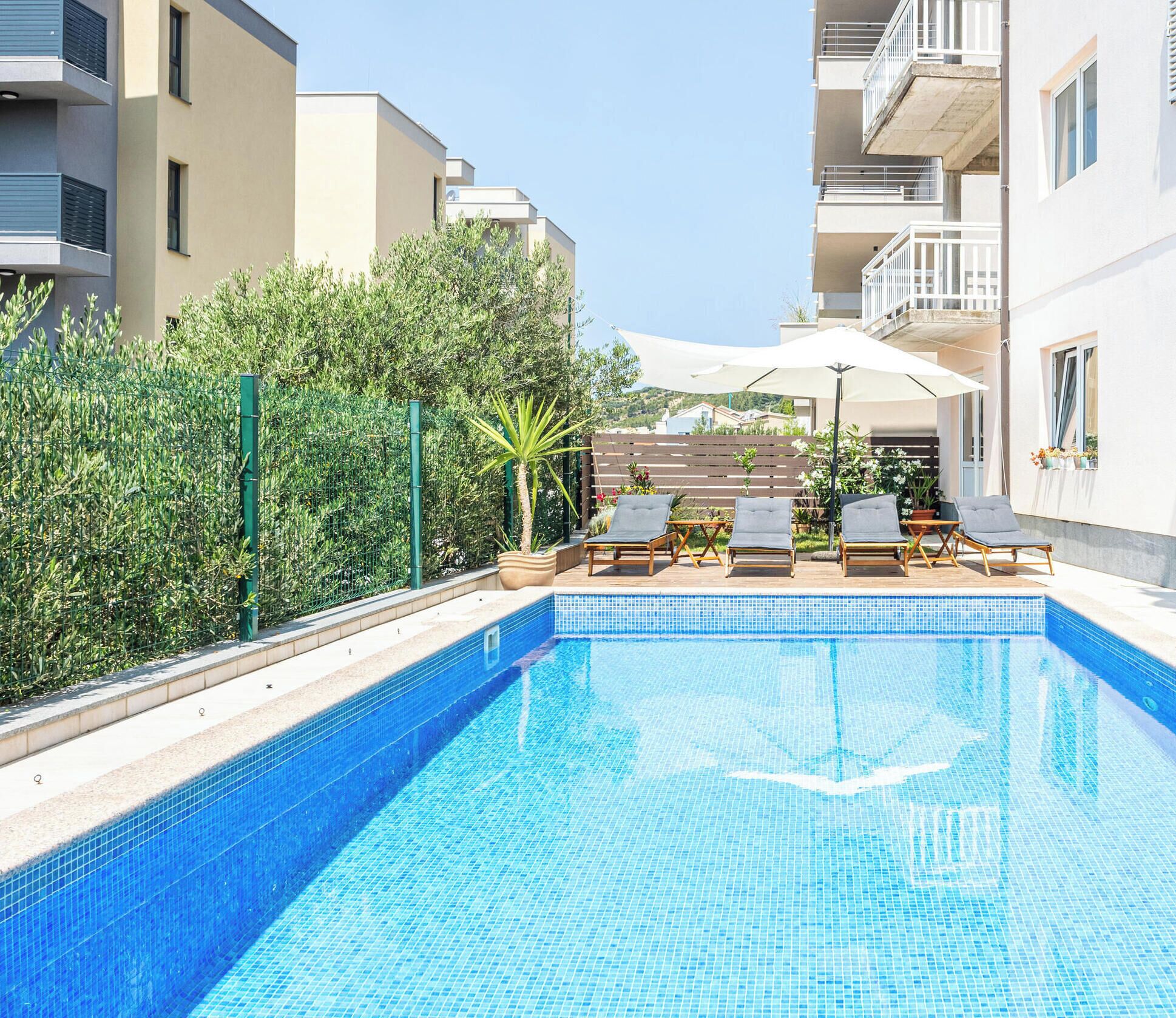 Una piscina al aire libre, una piscina climatizada