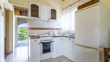 Private kitchen | Fridge, stovetop, electric kettle, toaster