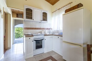 Cocina privada | Refrigerador, parrilla de estufa, tetera eléctrica y tostadora 