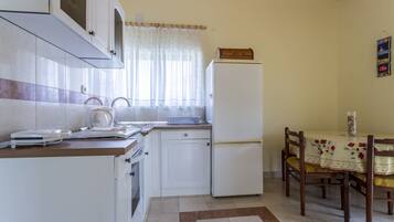 Private kitchen | Fridge, stovetop, electric kettle, toaster