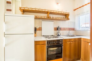 Cocina privada | Refrigerador, parrilla de estufa, tetera eléctrica y tostadora
