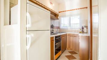 Eigene Küche | Kühlschrank, Herdplatte, Wasserkocher, Toaster