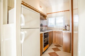 Cocina privada | Frigorífico, placa de cocina, hervidor eléctrico y tostadora