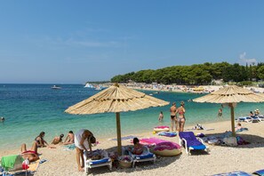 Beach nearby - Apartments Marija Jug (Primosten)