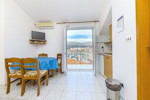 Apartamento (A14) | Cozinha privada | Frigobar, chaleira elétrica