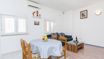 Apartment (A15) | Dining