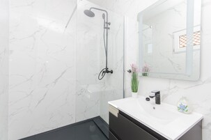 Bathroom | Shower
