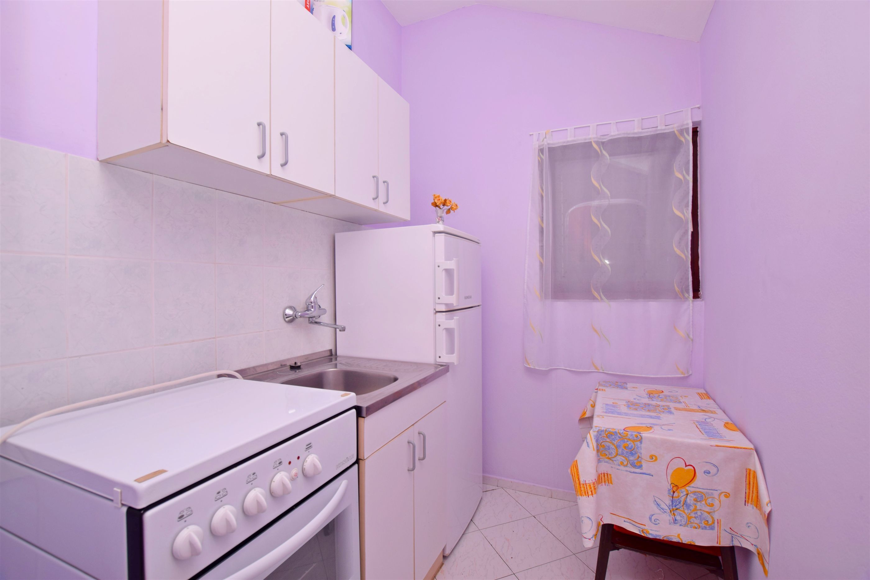 Private kitchen | Fridge, microwave, oven, stovetop