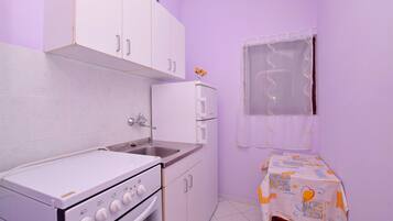 Private kitchen | Fridge, microwave, oven, stovetop