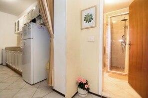 Apartment (A1) | Eigene Küche | Kühlschrank, Mikrowelle, Herdplatte, Espressomaschine